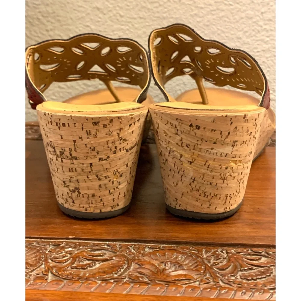 CLARKS WOMEN WEDGE SANDALS 8.5 RED VEGAN LEATHER SHIMMER CORK HEEL SUMMER RESORT